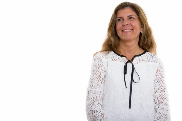 Estúdio tiro de mulher feliz madura sorrindo enquanto pensa e loo — Fotografia de Stock