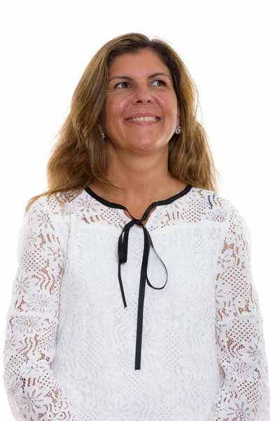 Estúdio tiro de mulher feliz madura sorrindo enquanto pensa e loo — Fotografia de Stock