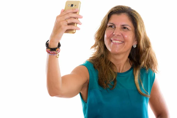 Studio colpo di donna matura felice sorridente mentre prende selfie pi — Foto Stock