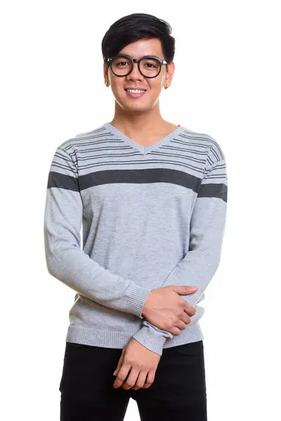 Studio shot van gelukkig Aziatische man glimlachend en het dragen van bril — Stockfoto