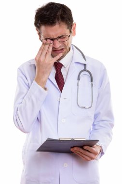 Üzgün genç adam doktor clipboa tutarken ağlıyor stüdyo çekim