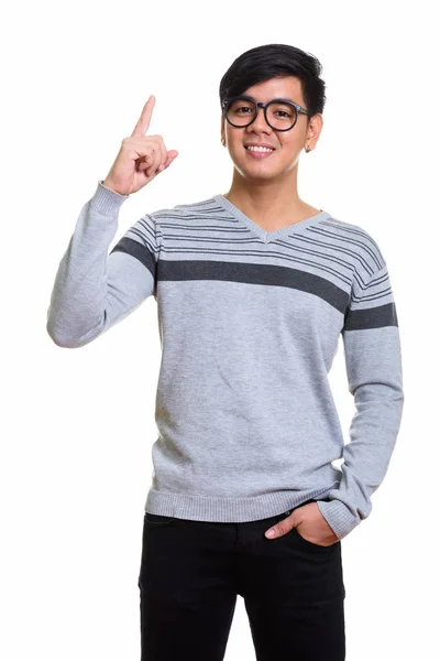 Studio shot van gelukkig Aziatische man glimlachend en vinger omhoog — Stockfoto