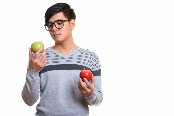 Studio colpo di bello asiatico uomo holding rosso apple e looking — Foto Stock