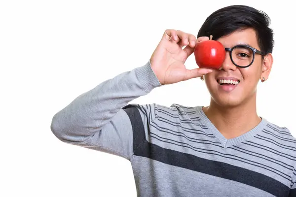 Estúdio tiro de feliz asiático homem sorrindo enquanto cobre o olho com r — Fotografia de Stock