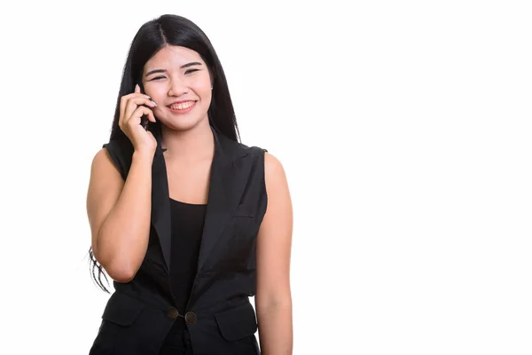 Estudio disparo de joven feliz mujer asiática sonriendo mientras habla en — Foto de Stock