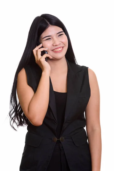 Studio shot de joven feliz mujer asiática sonriendo y hablando en mo — Foto de Stock