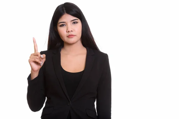 Studio shot van jonge Aziatische zakenvrouw wijzende vinger omhoog — Stockfoto
