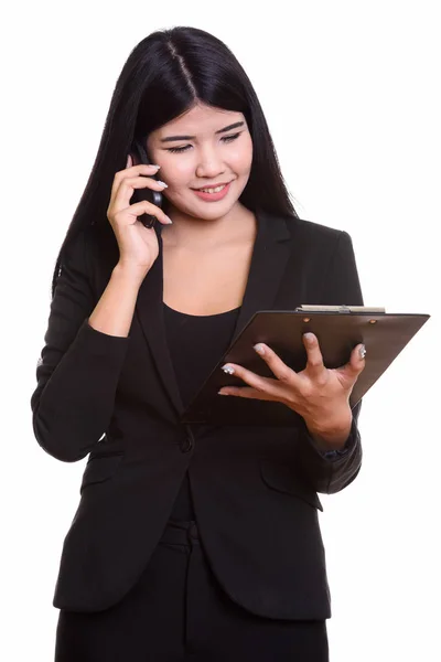 Studio shot de jeune femme d'affaires asiatique heureux souriant et lire — Photo