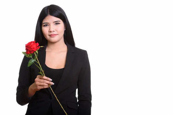 Studio shot van jonge mooie Aziatische zakenvrouw holding rood r — Stockfoto
