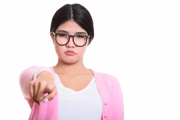 Giovane asiatica nerd donna cercando arrabbiato mentre punta il dito a ca — Foto Stock