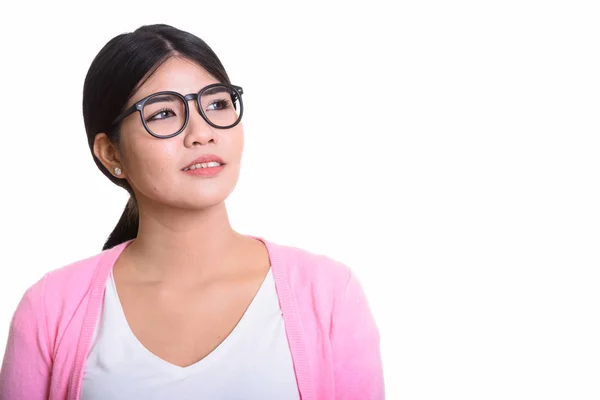 Studio shot van jonge gelukkig Aziatische nerd vrouw die lacht tijdens thinki — Stockfoto