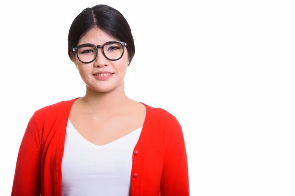 Studio shot van jonge gelukkig Aziatische nerd vrouw die lacht — Stockfoto
