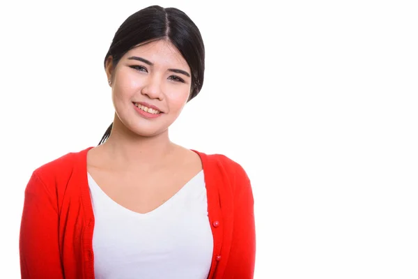 Studio shot van jong gelukkig aziatisch vrouw glimlachen — Stockfoto