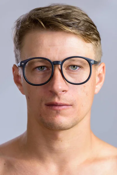 Portraitaufnahme eines jungen gutaussehenden kaukasischen Mannes ohne Hemd isoliert — Stockfoto