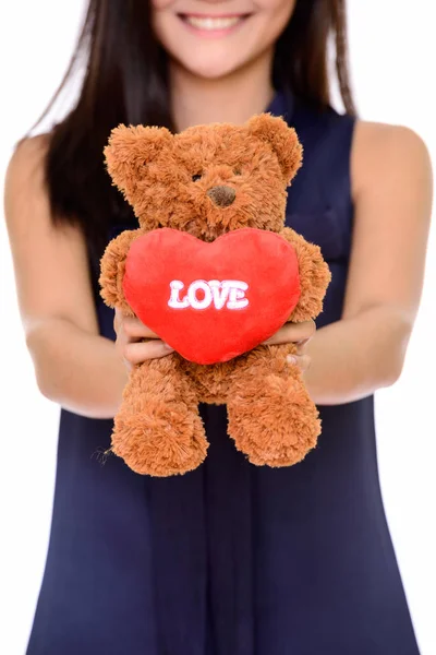 Молодая красивая женщина держит плюшевого медведя с сердцем и любовь sig — стоковое фото