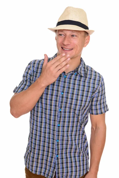 Studio shot de jeune homme heureux caucasien ricanant isolé à nouveau — Photo