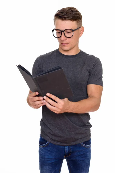 Estudio disparo de joven guapo caucásico hombre leyendo libro aislado —  Fotos de Stock