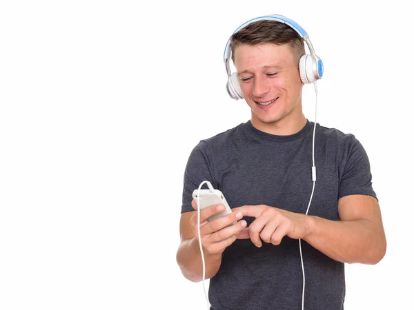 휴대 전화를 사용 하 여 행복 한 젊은 백인 남자의 스튜디오 촬영 및 — 스톡 사진