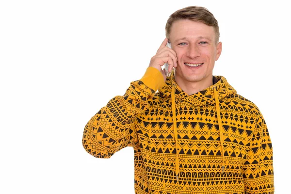 Studio plan de jeune homme heureux caucasien parlant sur téléphone mobile — Photo