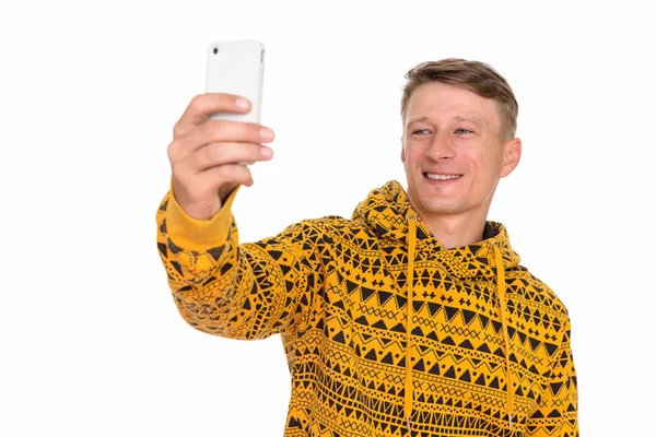 Studioaufnahme eines jungen glücklichen kaukasischen Mannes, der isoliert Selfie macht — Stockfoto