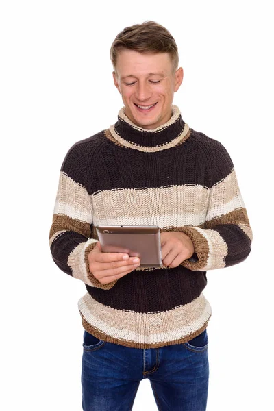 Studio shot de jeune homme heureux caucasien en utilisant une tablette numérique est — Photo