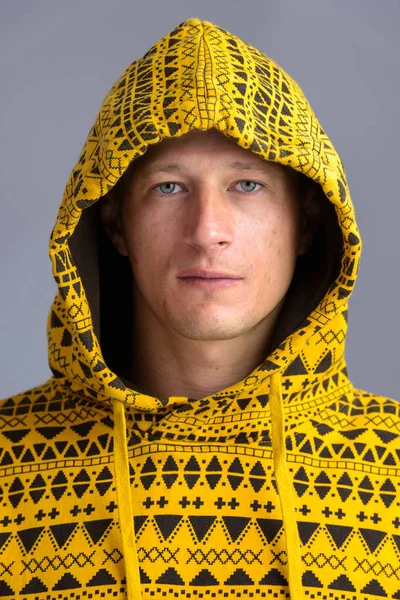 Portraitaufnahme eines jungen gutaussehenden kaukasischen Mannes gegen g isoliert — Stockfoto
