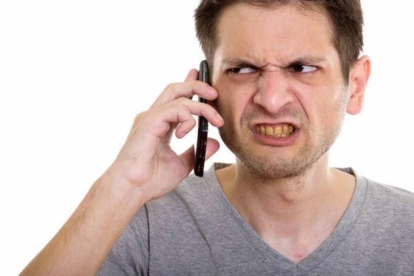 Close up van angry young man praten op mobiele telefoon — Stockfoto