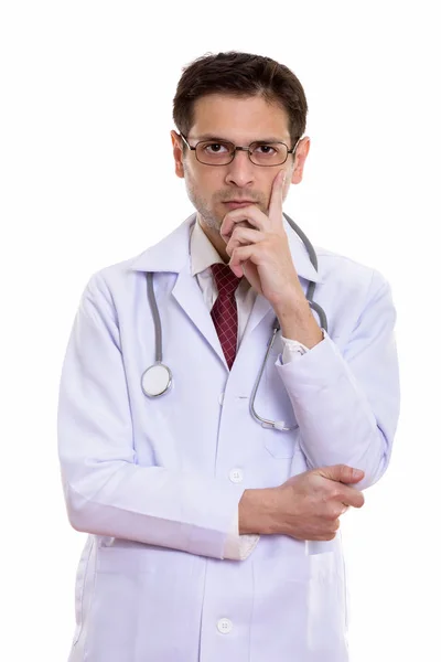 Estudio de tiro de un joven doctor con gafas mientras piensa —  Fotos de Stock