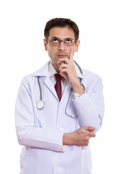 Студийный снимок молодого врача в очках во время размышлений — стоковое фото