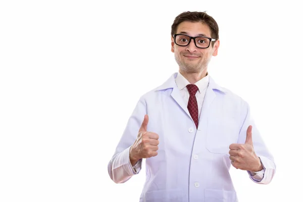 Студийный снимок молодого человека-врача, показывающего большие пальцы — стоковое фото