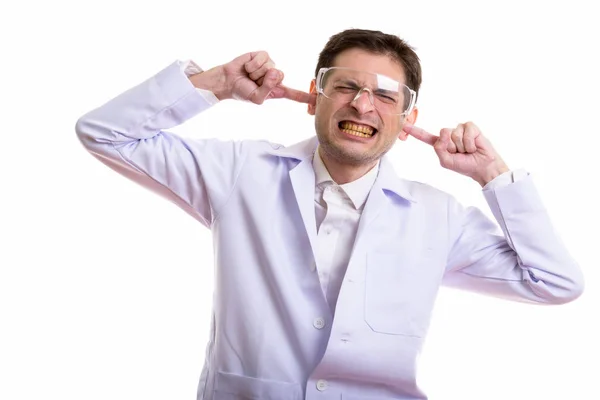 Studio skott av arg ung man läkare bär skyddsglasögon — Stockfoto