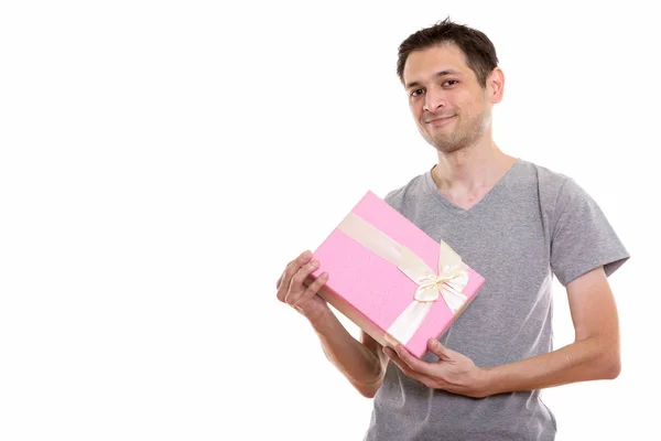 Студийный снимок молодого человека с подарочной коробкой, готового к дню святого Валентина — стоковое фото