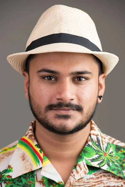 Cara de joven guapo indio hombre listo para las vacaciones — Foto de Stock