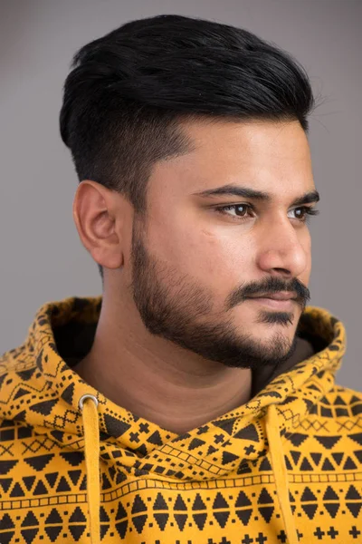 Rosto do jovem homem indiano bonito — Fotografia de Stock