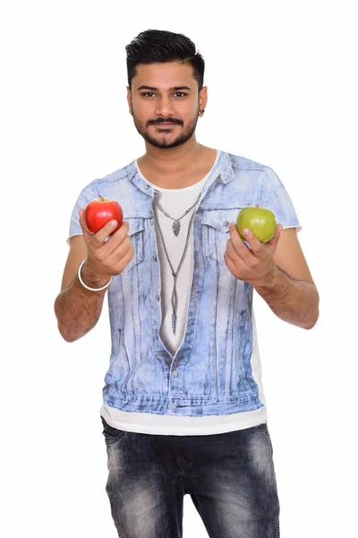 Ung vacker indisk man holding rött och grönt äpple — Stockfoto