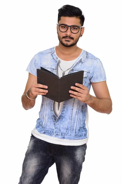Jovem bonito indiana homem segurando livro — Fotografia de Stock