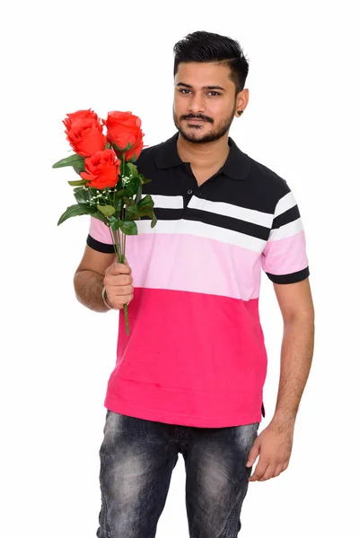 若いハンサムなインド人のバレンタインの日にバラを保持のため準備ができています。 — ストック写真