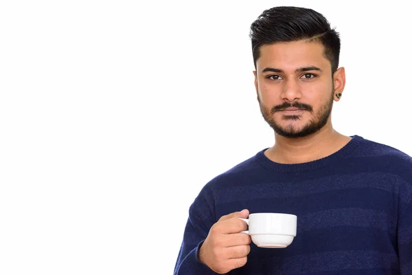 커피 컵을 들고 젊은 잘생긴 인도 남자 — 스톡 사진