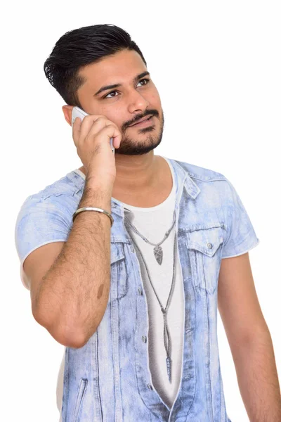 Ung glad indisk man pratar på mobiltelefon — Stockfoto
