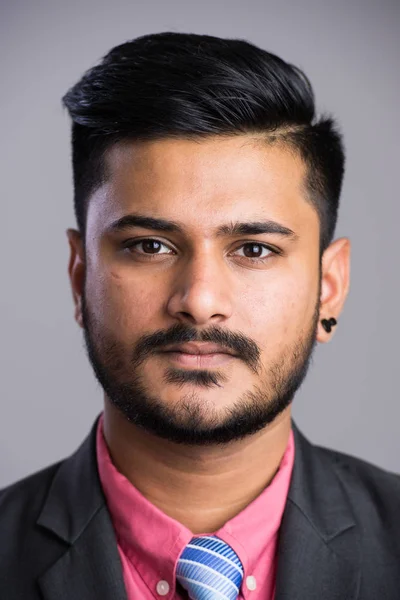 Tvář mladého pohledný indický podnikatel — Stock fotografie