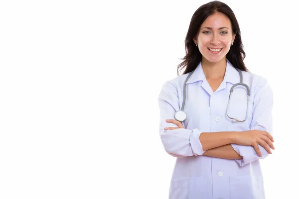 Estúdio tiro de jovem mulher feliz médico sorrindo com braços cruzados — Fotografia de Stock