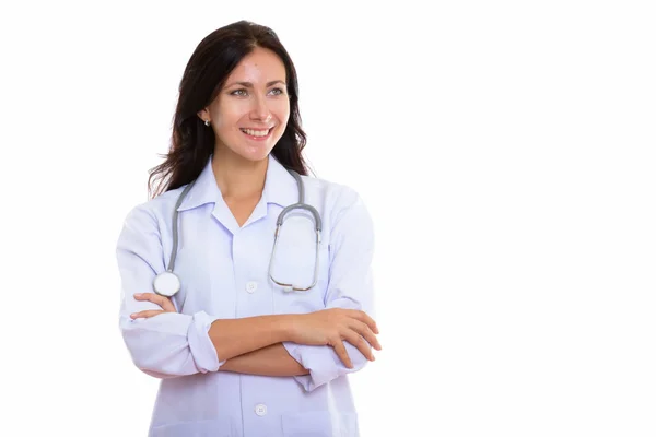 Estúdio tiro de jovem mulher feliz médico sorrindo e pensando sagacidade — Fotografia de Stock