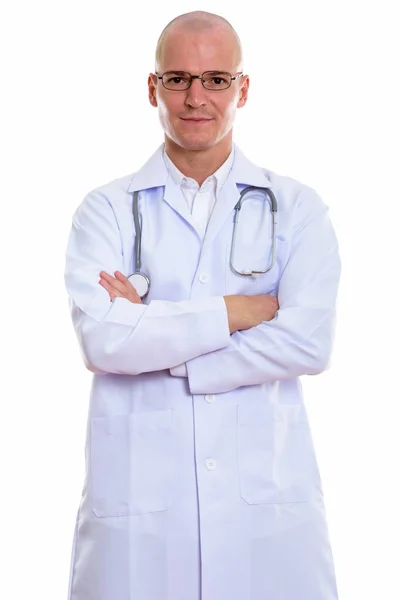 Студийный снимок молодого красивого лысого мужчины-врача, стоящего и измученного — стоковое фото