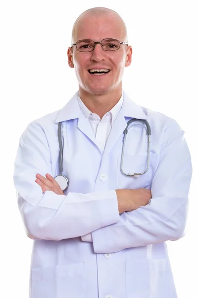 Studio záběr šťastný holohlavý mladík doktor s úsměvem při nošení — Stock fotografie