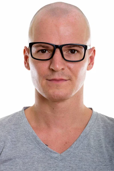 Ansikte på ung stilig skallig man bär glasögon — Stockfoto