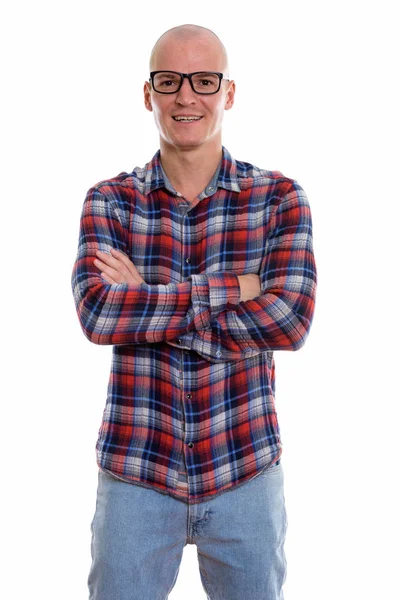 Estúdio tiro de jovem careca feliz sorrindo e de pé, enquanto w — Fotografia de Stock