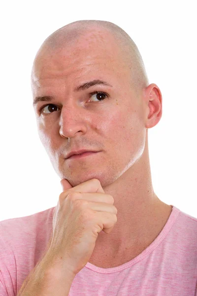 Gesicht eines jungen gutaussehenden Mannes mit Glatze, der nachdenkt, während er nach oben schaut — Stockfoto
