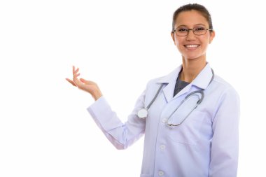 Öyle gösterilen süre gülümseyen genç mutlu kadın doktor stüdyo çekim