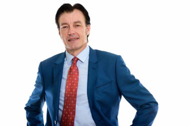 Stüdyo çekim olgun mutlu işadamı gülümseyen