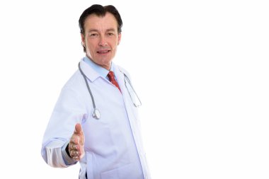 Olgun mutlu adam doktor el verirken gülümseyen fotoğrafını stüdyo
